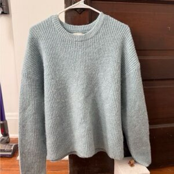 ⭐️ HOST PICK ⭐️ Women's Ice Blue Sweater - Picture 4 of 7